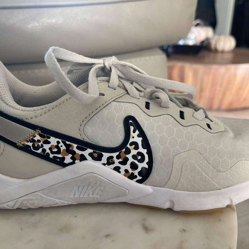 Nike Women's/big girls Sneakers with Leopard Detail, size 5.5